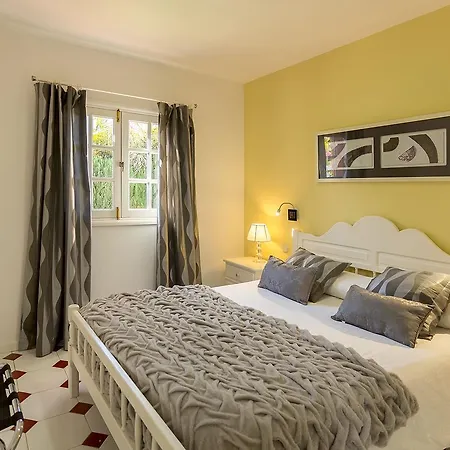 Villa West 1 *